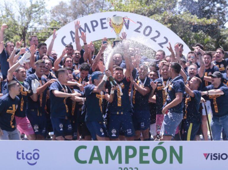 Plantel de Trinidense levantando la copa de la Intermedia
