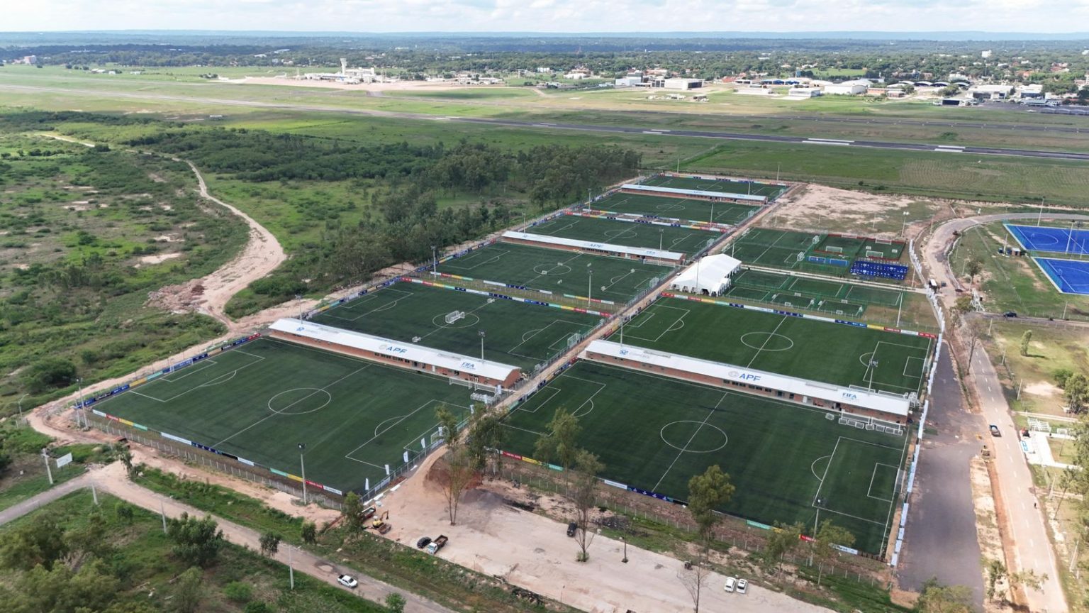 Vista aérea del CARDIF de la APF en Luque, con sus canchas y edificios