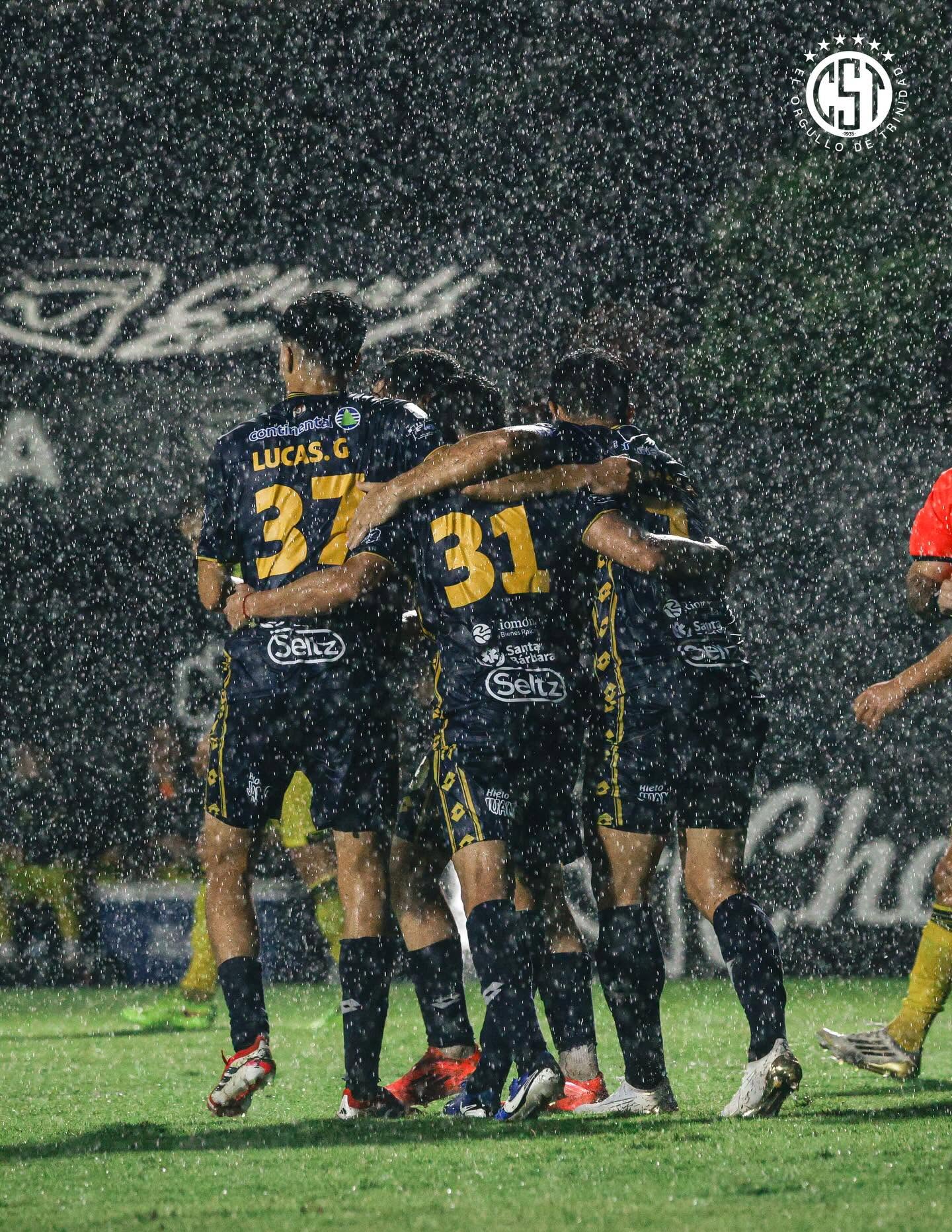 Jugadores del Triki unidos bajo la lluvia