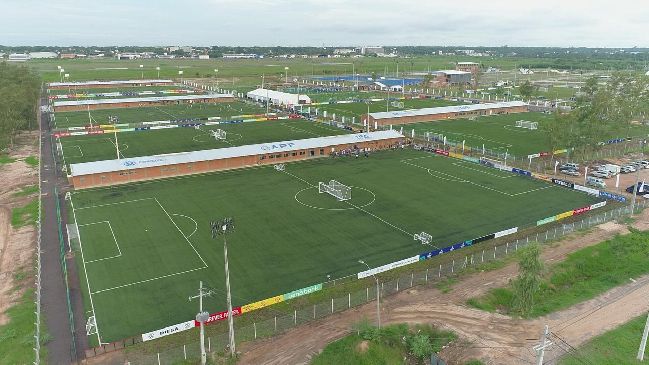 Vista aérea de las canchas y edificios del CARDIF en Luque