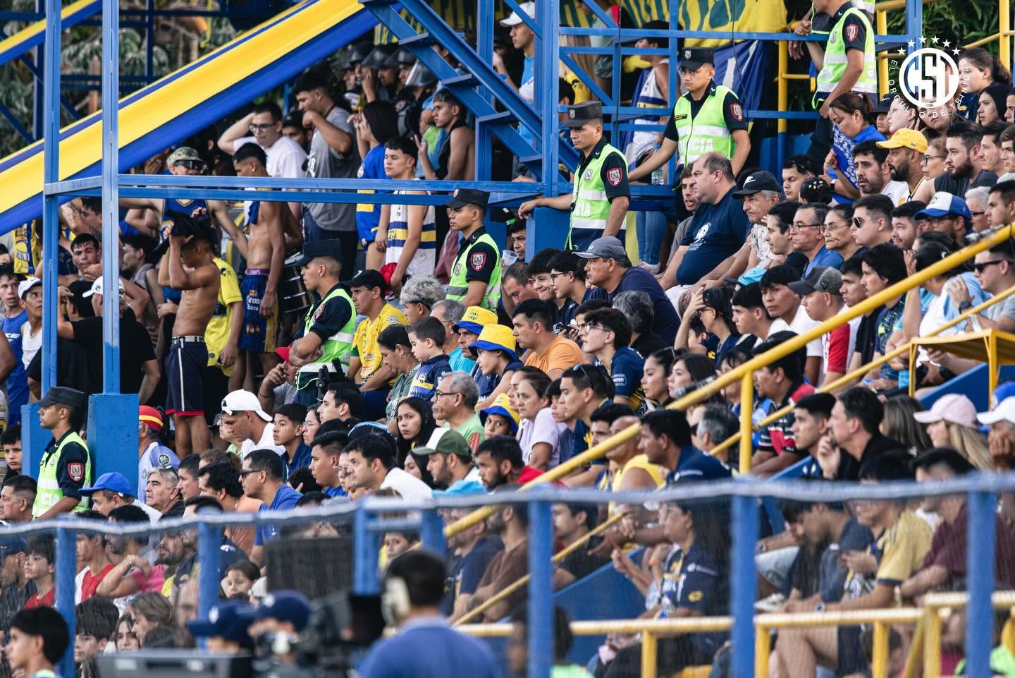 La gente de Trinidense en las tribunas del Martín Torres