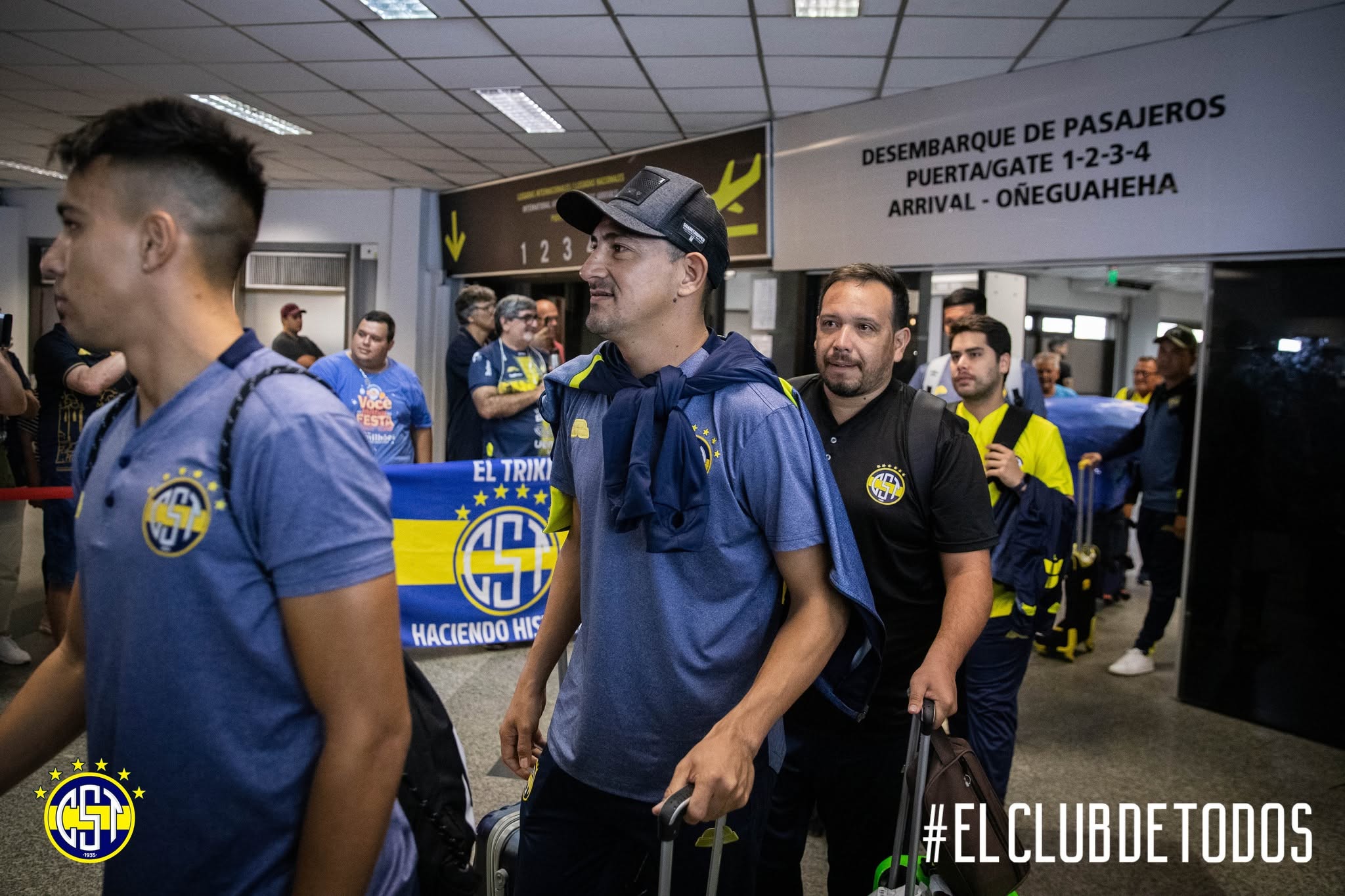 El plantel y sus hinchas en el aeropuerto