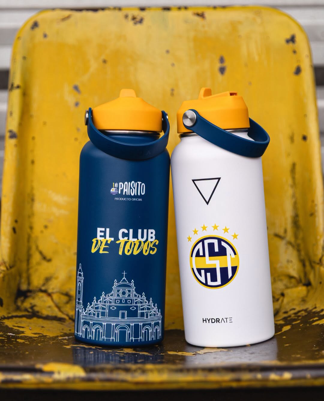 Termos azul y blanco con la identidad de Sportivo Trinidense
