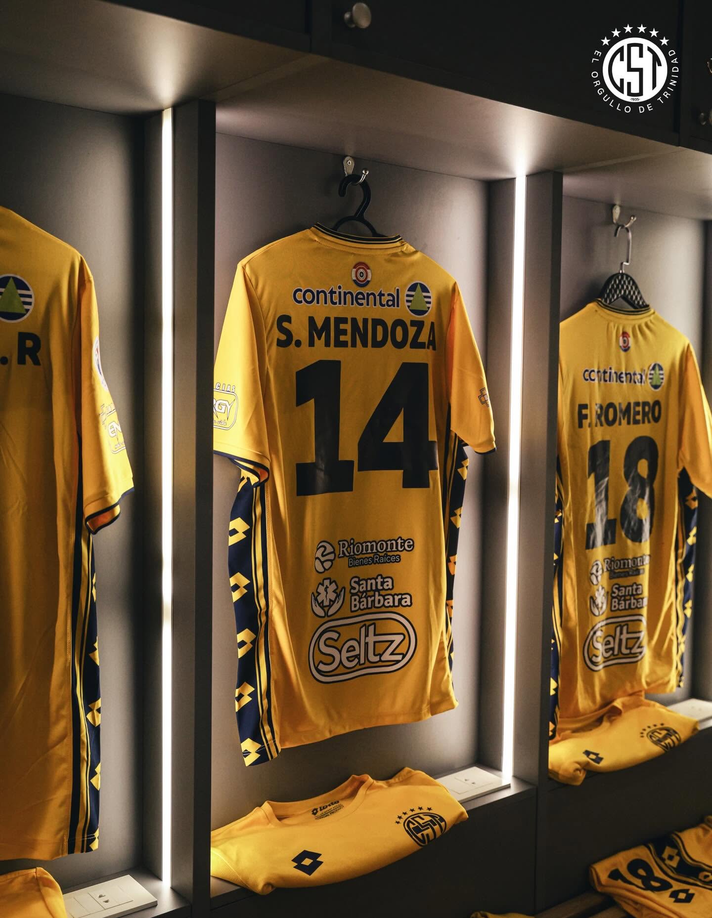 Camisetas amarillas preparadas en el vestuario